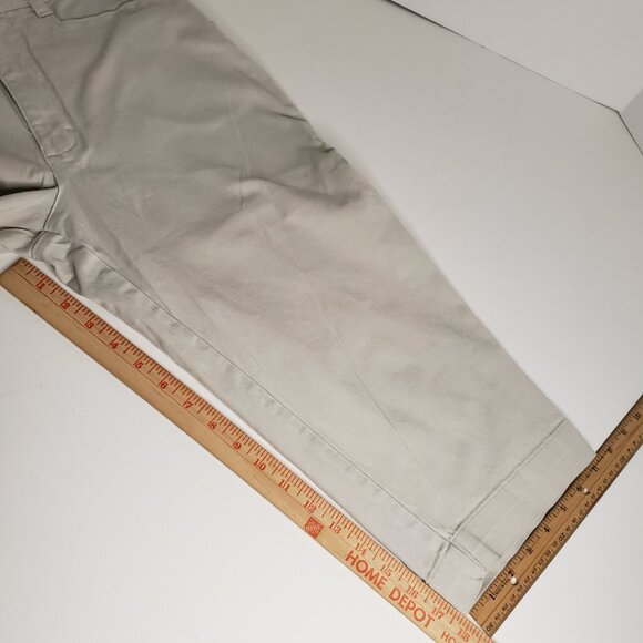 Women’s Lee Khakis Beige Tan Classic Fit Chino Capris Short Pants NWOT 4P - Picture 6 of 8